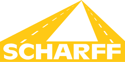 Die Gründer von Baustromheld und ein Mitarbeiter besprechen den Einsatz eines Baustromverteilers auf einer Baustelle. Baustrom ist entscheidend für die Stromversorgung auf Baustellen, und Baustromheld bietet zuverlässige Lösungen.